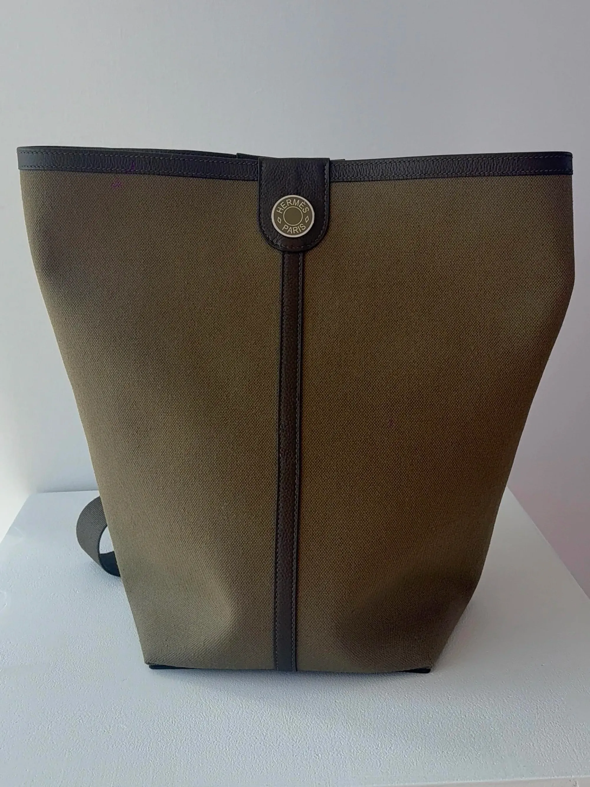 網民分享Militaire Canvas Bucket Bag實物圖，可見Militaire帆布配Hunter牛皮包邊，袋身保持較柔軟嘅Bucket Bag比例。