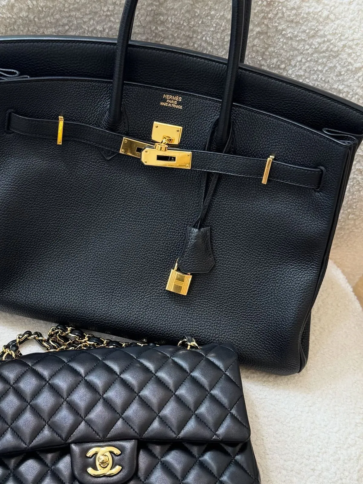 同時擁有 Chanel Classic Flap 及 Hermès Birkin 嘅收藏者,仍然可以將 Classic Flap 視為高頻使用手袋,反映收藏地位同實際使用率未必直接掛鈎。