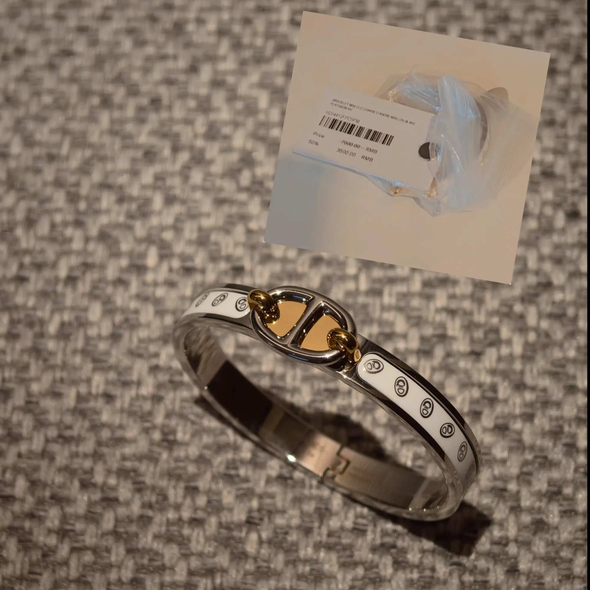 網民分享&nbsp;Hermès&nbsp;廣州&nbsp;Private Sale&nbsp;購入嘅&nbsp;Mini Clic Chaine d'Ancre bracelet手鐲，吊牌顯示原價人民幣&nbsp;¥7,000，享五折優惠後售價為&nbsp;¥3,500。