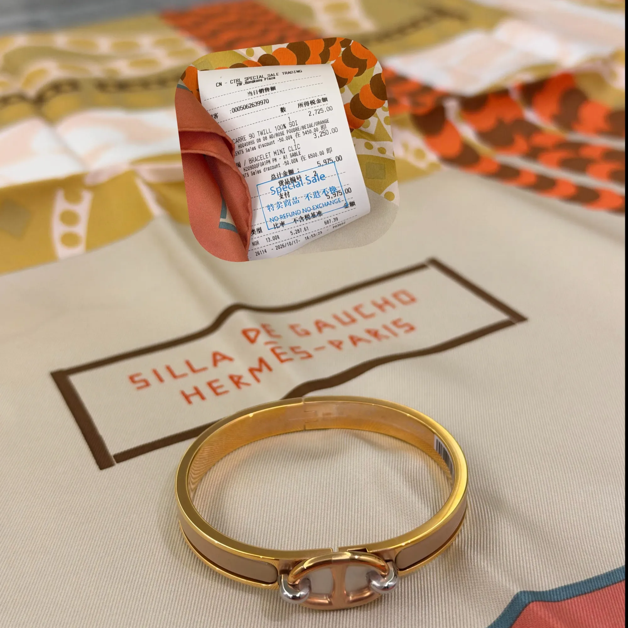 網民分享&nbsp;Hermès&nbsp;廣州&nbsp;Private Sale&nbsp;收據，Carre 90&nbsp;絲巾原價人民幣&nbsp;¥5,450、折後&nbsp;¥2,725；Mini Clic&nbsp;手鐲原價&nbsp;¥6,500、折後&nbsp;¥3,250，兩項均列出&nbsp;50%&nbsp;折扣紀錄。