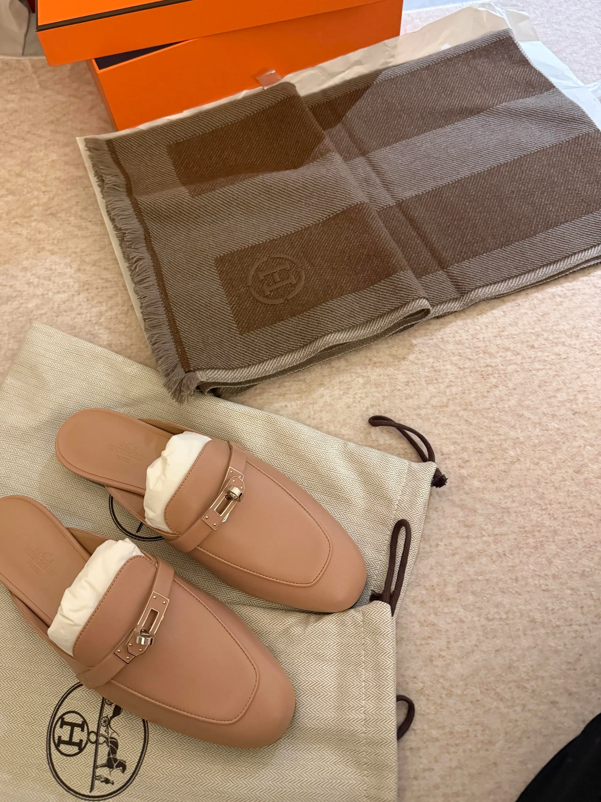 網民分享&nbsp;Hermès Private Sale&nbsp;香港場購物成果，不同入場時段可見嘅貨品及尺碼或有差異。特賣會現場存貨會隨銷售進度改變，網民分享只反映個別場次嘅購物情況。
