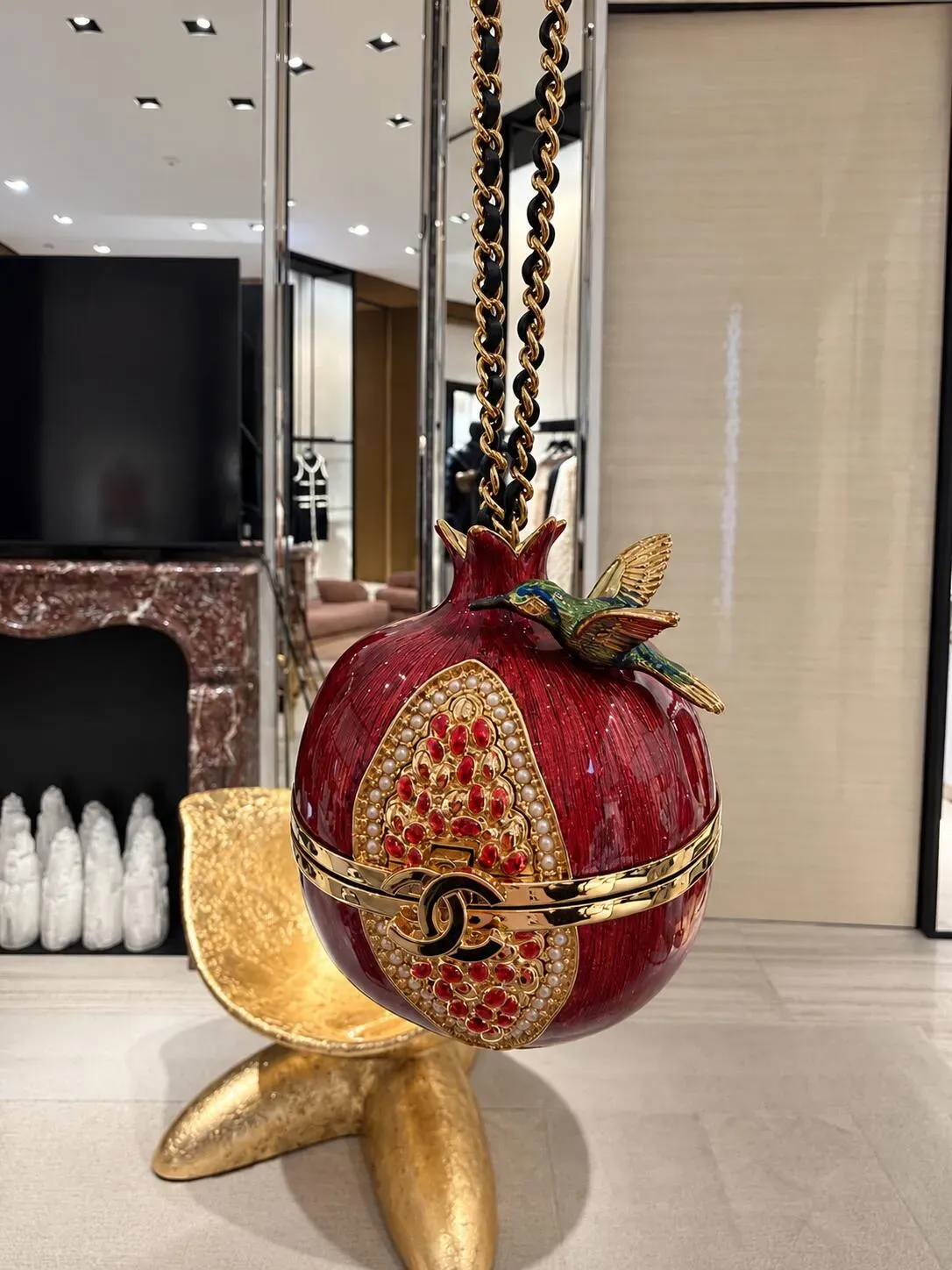 CHANEL&nbsp;石榴造型晚宴包以非傳統手袋輪廓呈現設計特色，反映部分奢侈品配飾亦可以造型及個人審美作為欣賞重點。