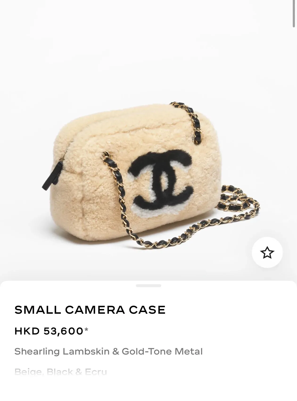 CHANEL Coco Neige 2026 米色小型相機包,以剪毛羊皮配搭黑白毛絨雙 C 標誌及金色金屬皮穿鏈。