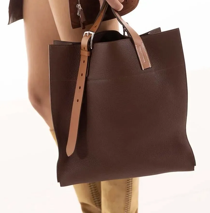 Etrivière Shopping Bag其中一款延續品牌熟悉嘅實用設計，加入可調節肩帶及Etrivière扣。
