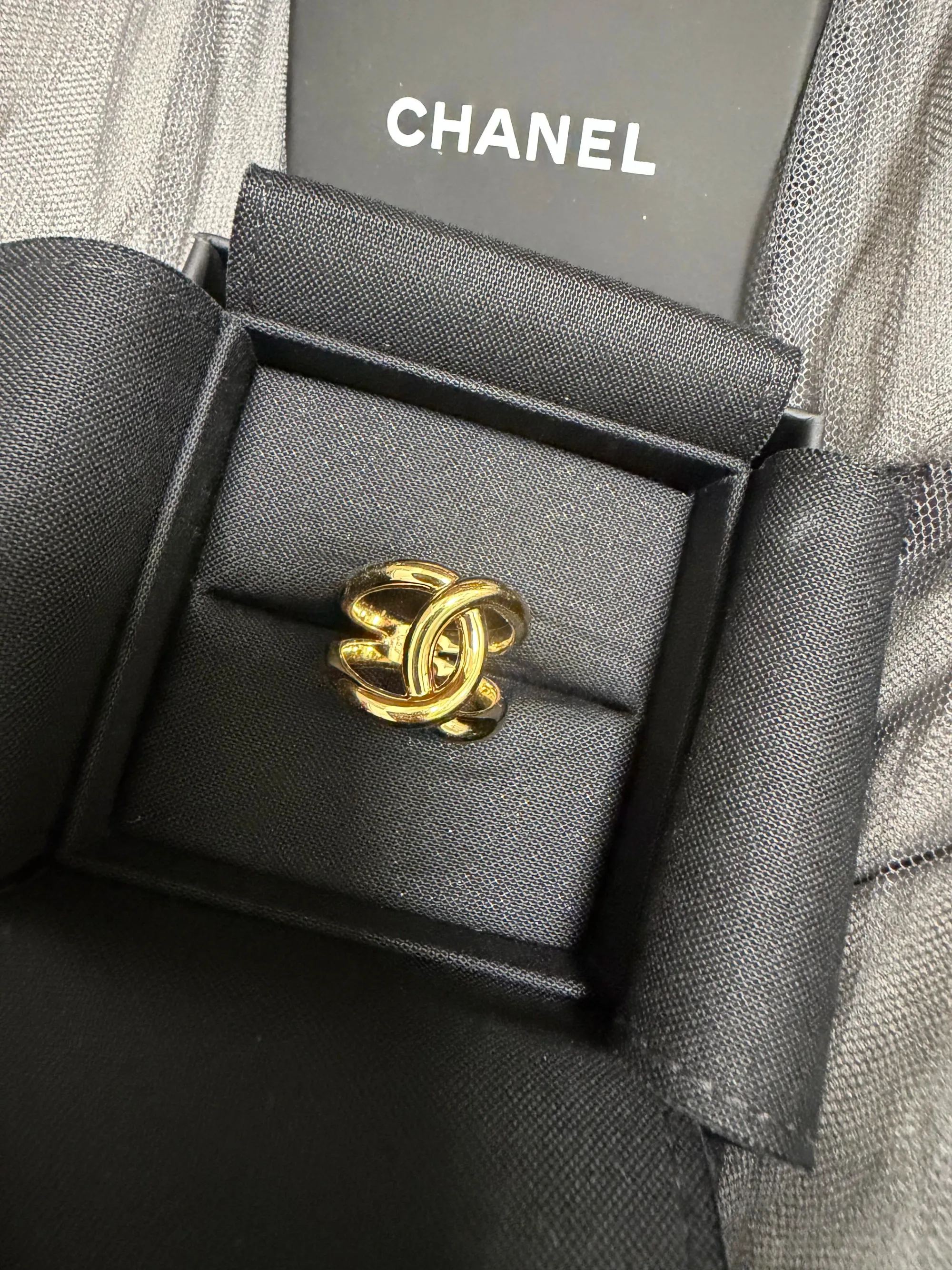 CHANEL 26K雙C戒指產品資料,金色款產品編號(Product Reference)為ABI238B26620UE915,香港售價HK$4,700。