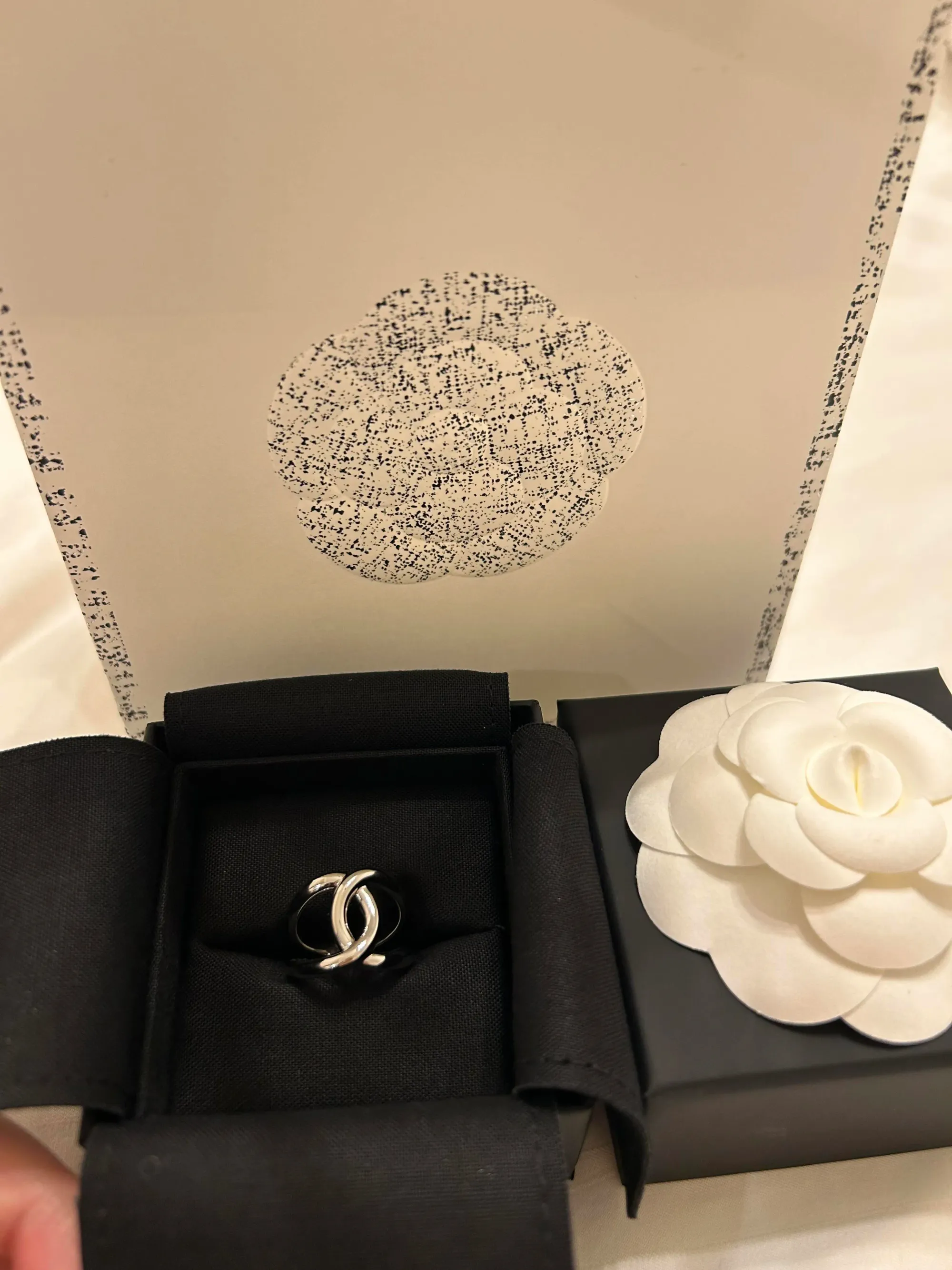 CHANEL 26K雙C戒指銀色款產品資料,產品編號(Product Reference)為ABI238B26563UE914,香港售價HK$4,700。