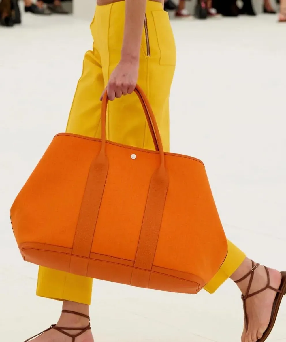 Garden Party Voyage以較大型比例登場，採用Orange Sunset配色及H帆布結構。