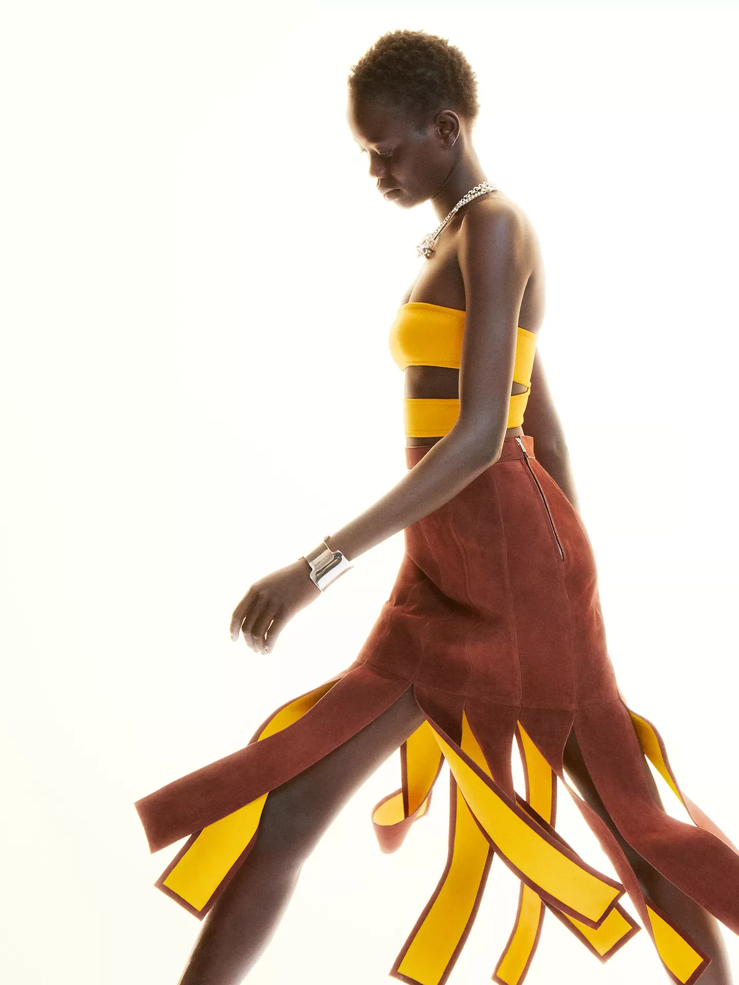 Hermès SS2027女裝系列造型，以輕盈分層服裝呈現衣物隨空氣流動嘅效果。