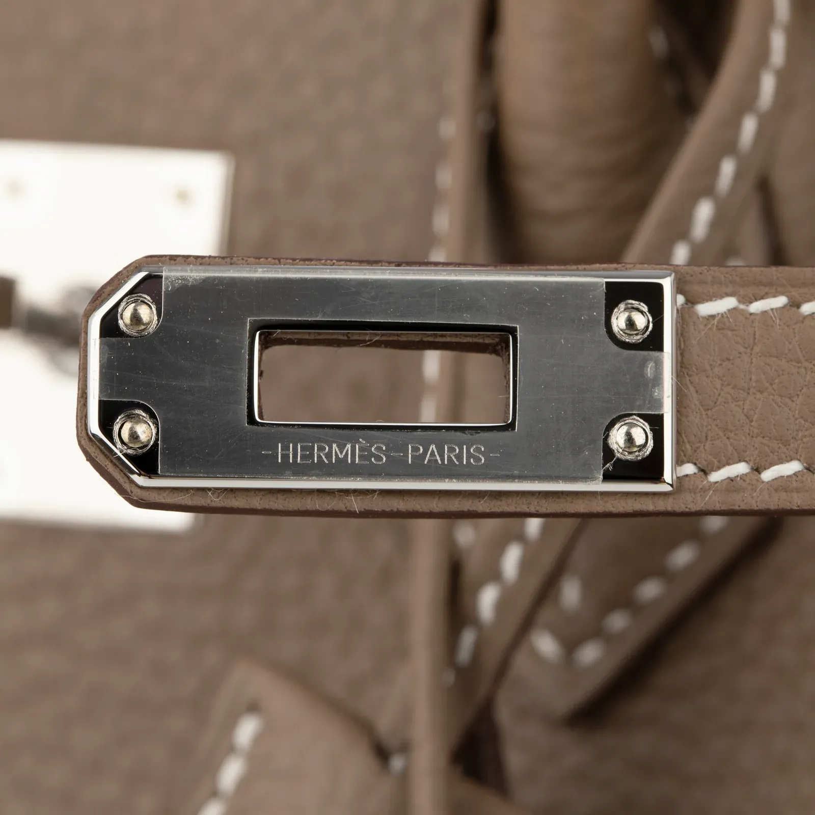 正常Hermès Birkin鎖扣示意。一般情況下,「Hermès Paris」刻字會保持正向;今次樓主手袋則出現上下倒轉情況。
