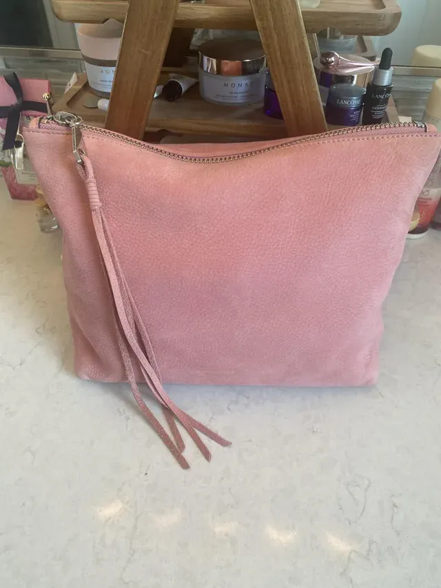 網民分享淺色 Suede Bag 使用經驗,表示污漬及色移較容易留喺袋面,深色麂皮相對冇咁明顯。