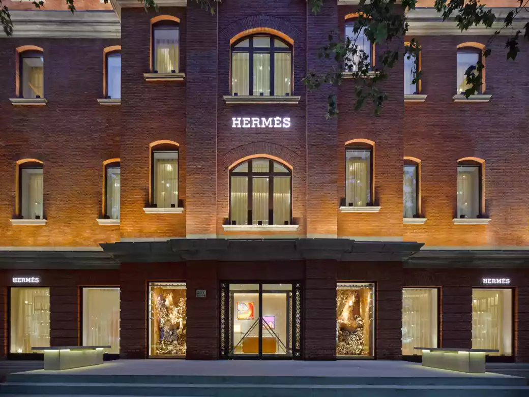 上海 Hermès Maison Shanghai 門市外觀。中國市場係今次業績分析嘅焦點之一;管理層形容當地營商環境困難,但表示會繼續投資中國市場。