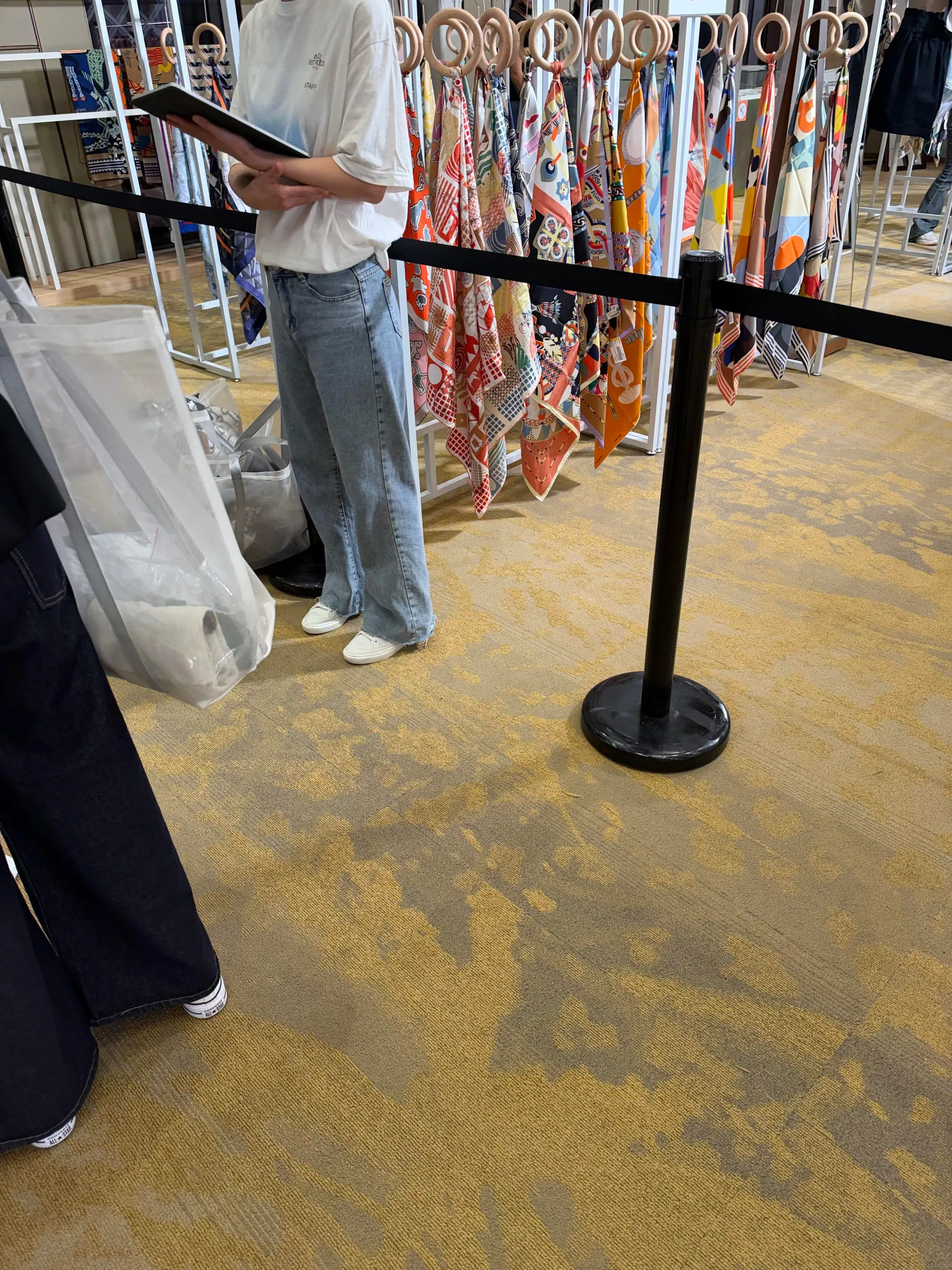台灣場絲巾陳列 絲巾掛起展示,讓參加者瀏覽不同款式。