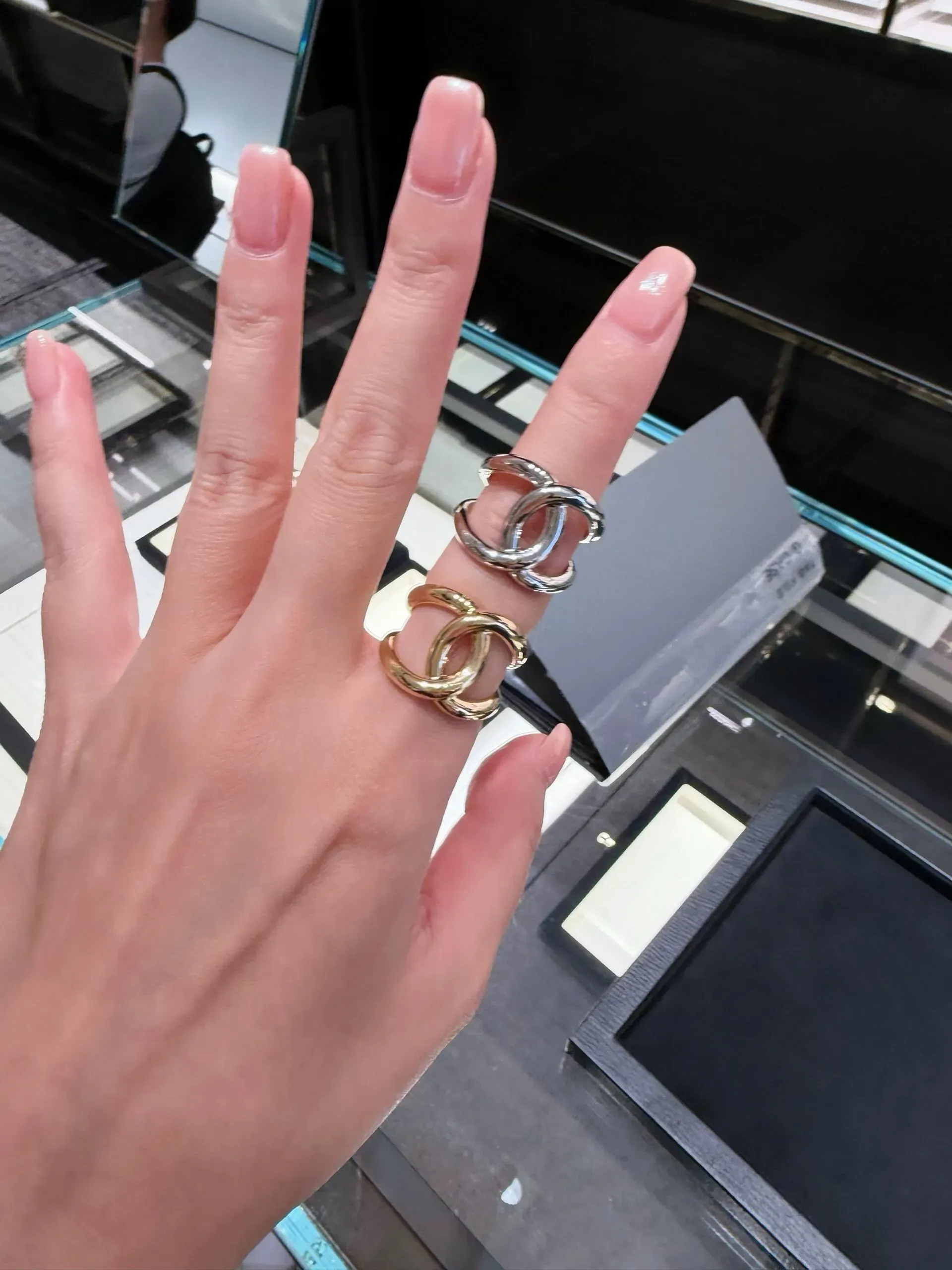 CHANEL 26K雙C戒指金色及銀色實物同場展示,兩款採用相同交疊雙C設計,主要分別在於金屬色調。
