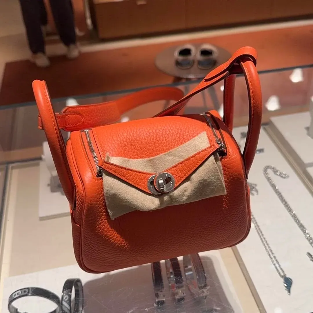 網民分享巴黎戴高樂機場 Hermès 店內嘅 Mini Lindy 現貨,帖主認為顏色較為搶眼,最終因顏色唔合心水而冇購入。