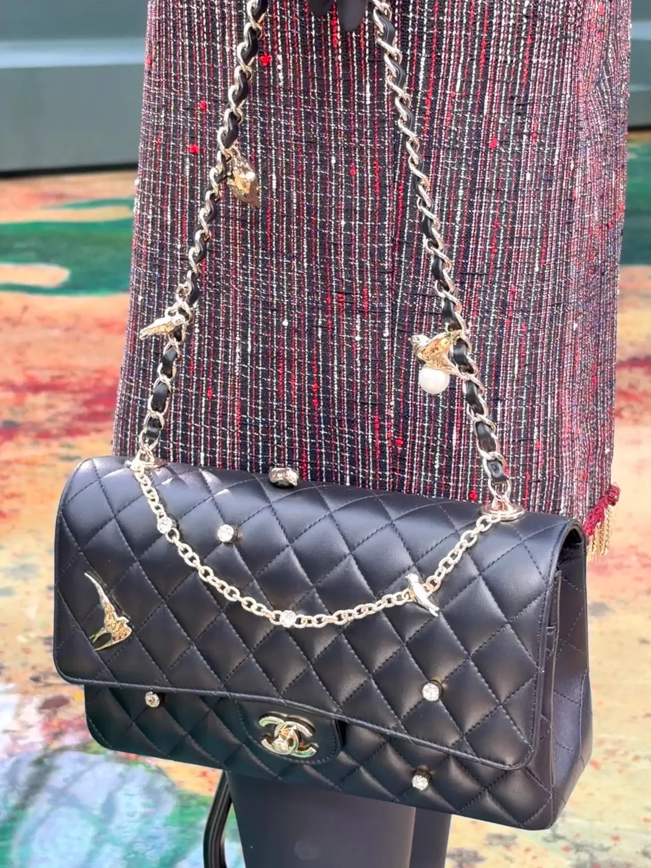 CHANEL 2027春夏系列黑色&nbsp;Classic Flap，菱格小羊皮配鏈條吊飾，加入小鳥、珍珠及花朵元素。