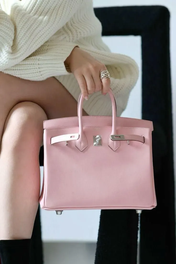 Hermès Birkin 雖然有多個尺寸選擇,但近年收藏市場對 Birkin 25 等細尺寸款式需求增加,令尺寸成為影響二手價值嘅重要因素之一。