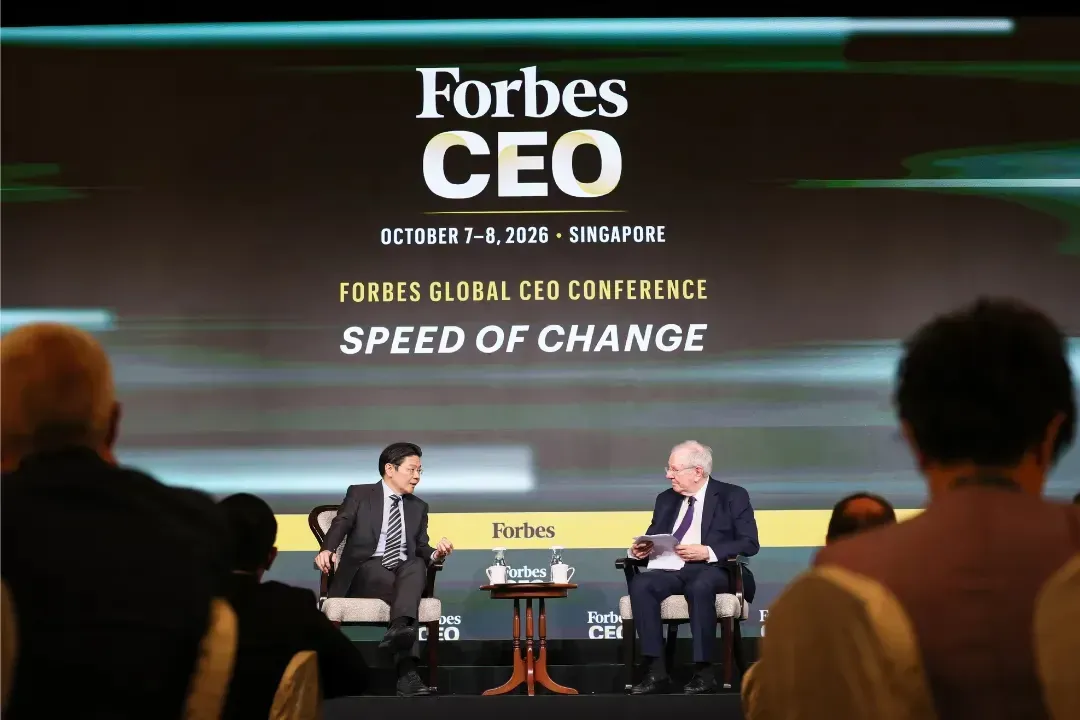 新加坡總理黃循財(Lawrence Wong)喺10月8日出席 Forbes 全球執行長會議(Forbes Global CEO Conference)期間,同 Forbes 媒體主席兼總編輯 Steve Forbes 進行對話。