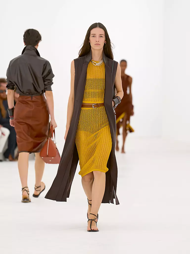 Hermès SS2027網紗造型，細條皮革以刺繡方式加入網紗表面，形成輕盈而具層次嘅結構。