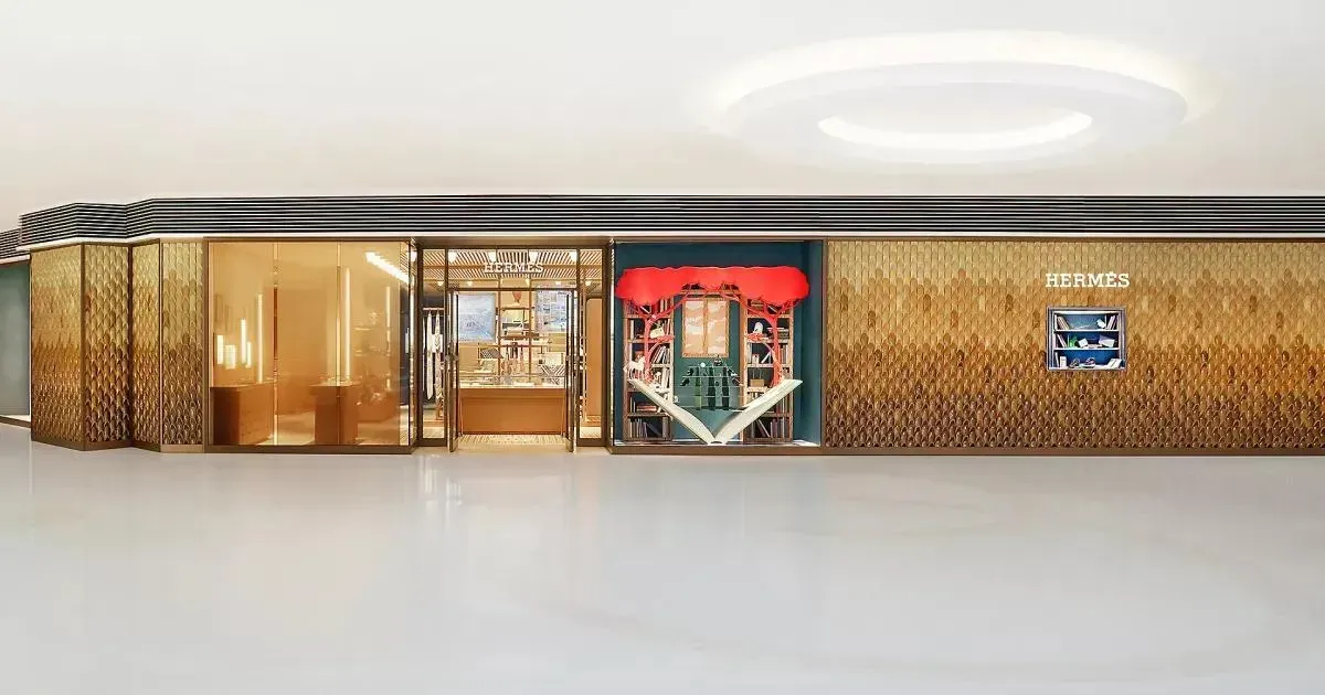 Hermès&nbsp;財報提及，香港&nbsp;Elements&nbsp;門市經翻新及擴建後重新開幕。品牌&nbsp;2026&nbsp;年首九個月收入達€122.60&nbsp;億，按固定匯率計增長&nbsp;5.5%；日本以外亞太區同期收入則增長&nbsp;1.6%。