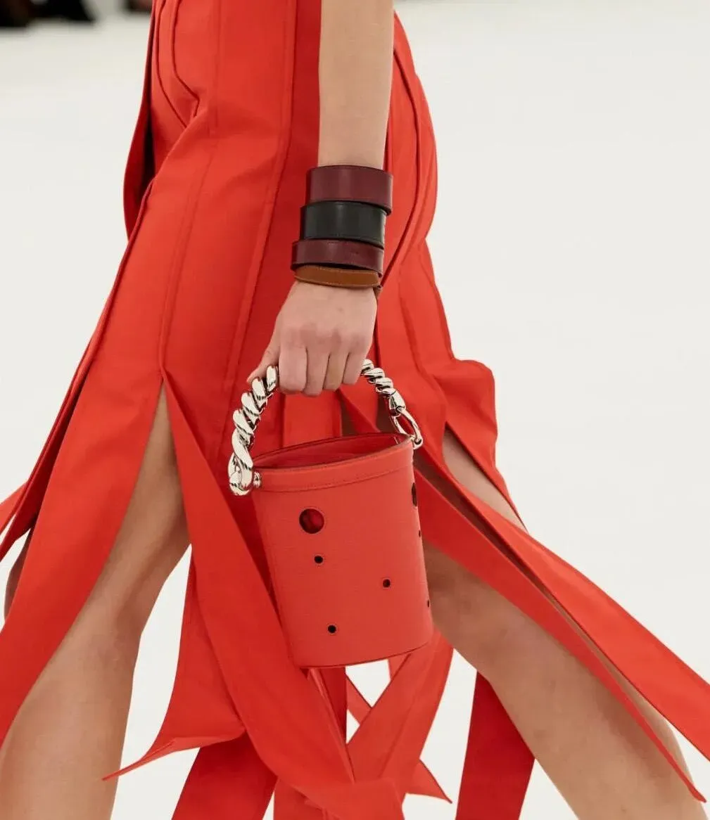 Hermès Mangeoire Bucket Bag重新回歸2027春夏伸展台，保留原有馬術元素及圓形鏤空設計。