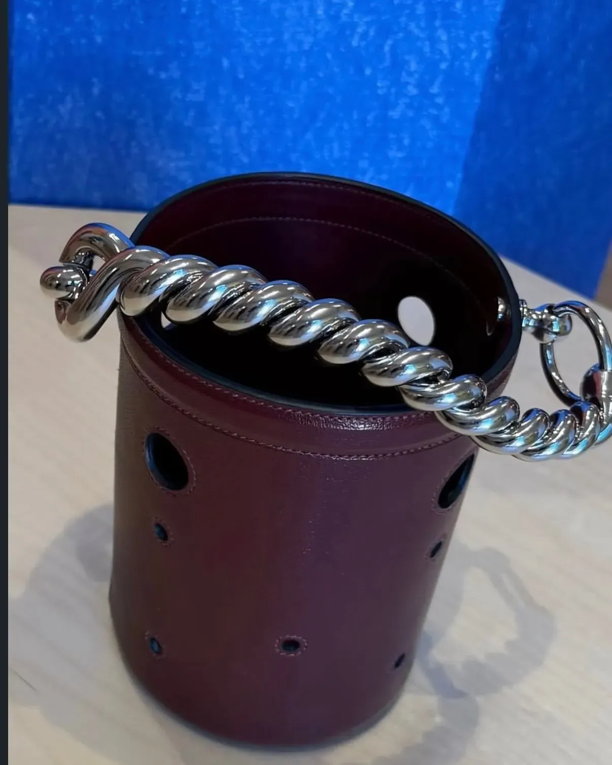 網民分享Mangeoire Bucket Bag實物圖，可見袋身以圓形鏤空結構為主要特色，配合頂部較特別嘅金屬手柄設計
