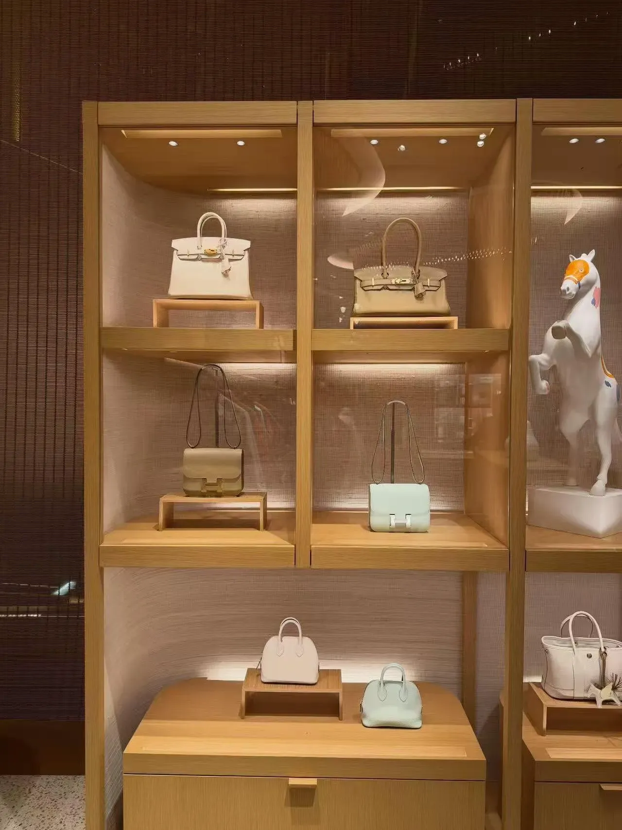 Hermès 門市貨架上的手袋大多標示為「Display Only」(僅供陳列)。這亦反映出想要入手 Quota Bag,往往需要透過累積消費及建立 SA 關係來爭取邀請。