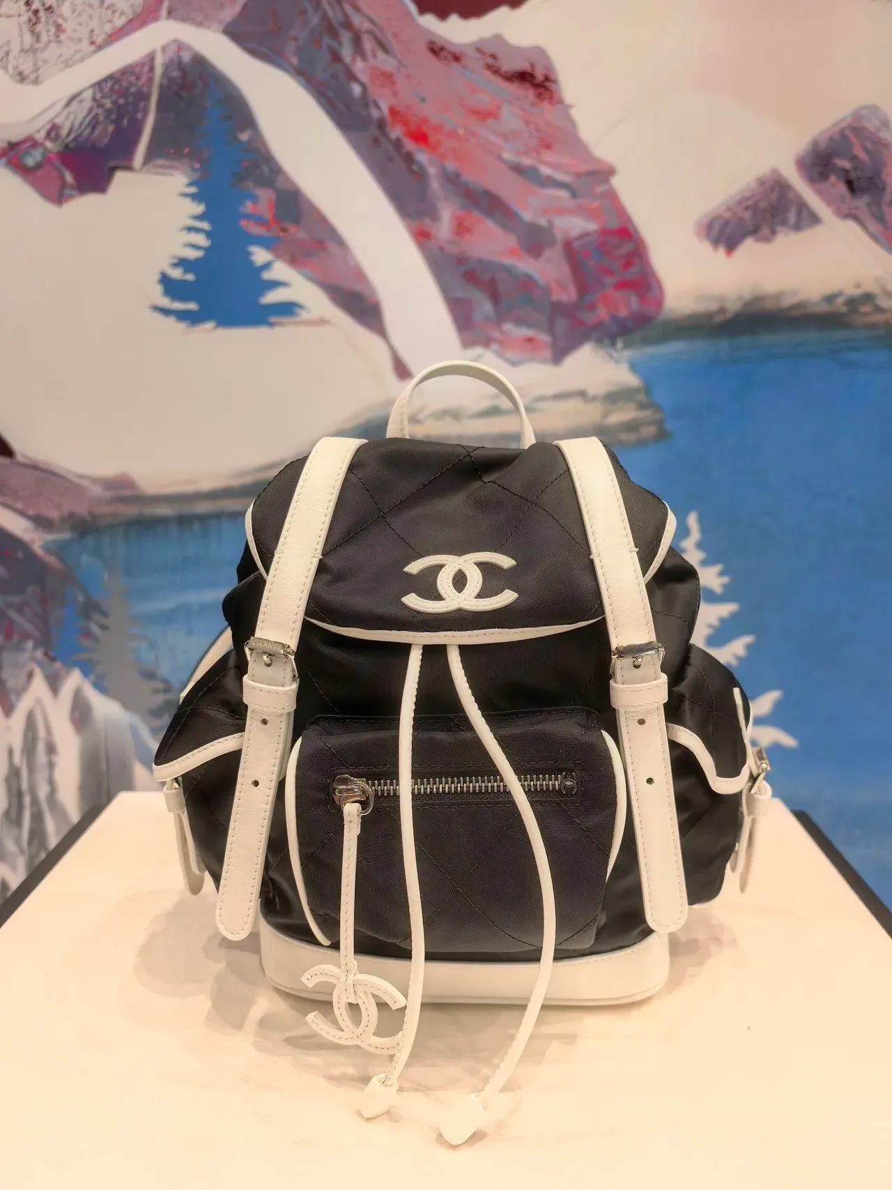 CHANEL Coco Neige 2026&nbsp;系列黑白配色大號尼龍背囊，款號&nbsp;AS6329-B24545-UC973，香港售價HK$35,700。