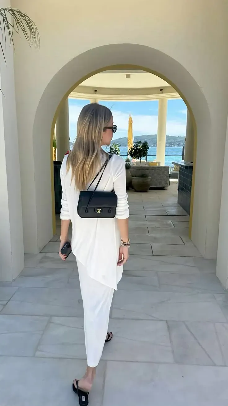 CHANEL Preppy Coco 上身示範,展示皮革肩帶長度及手袋喺日常穿搭中嘅比例。