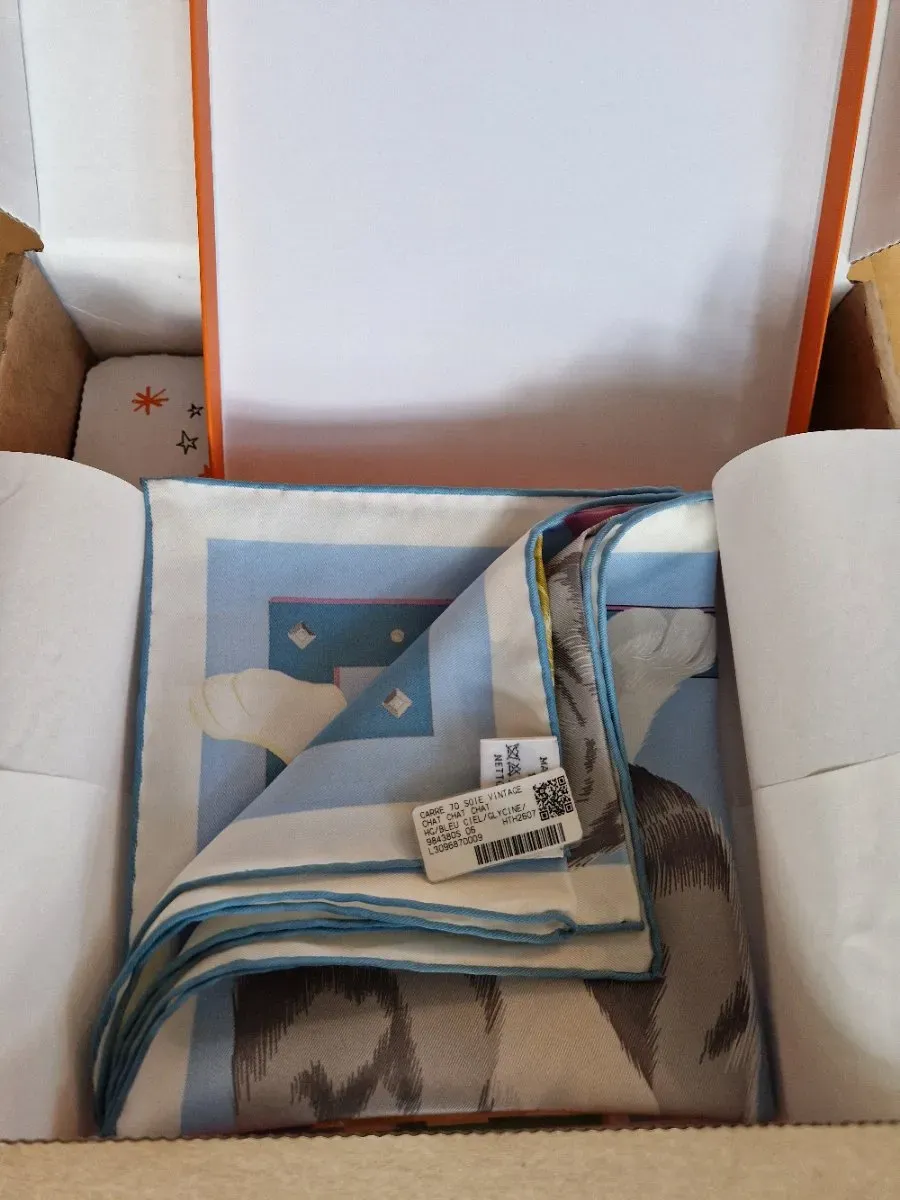 Hermès《Chat Chat Chat》Carré 70香港官方售價為HK$4,100。
