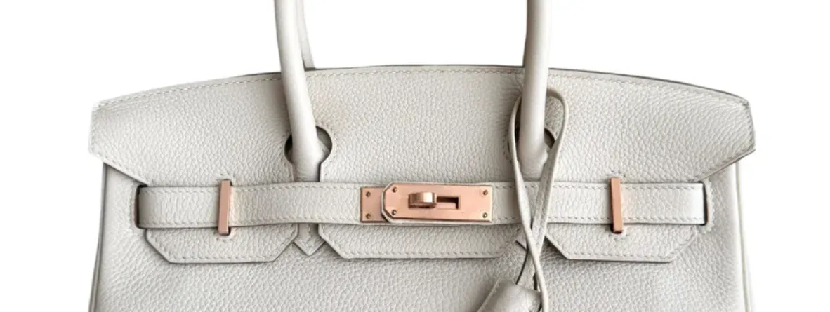 Hermès Rose Gold Hardware(RGHW)呈現粉紅金屬色調,常見於柔和色系皮革搭配,帶有較明顯珠寶感。