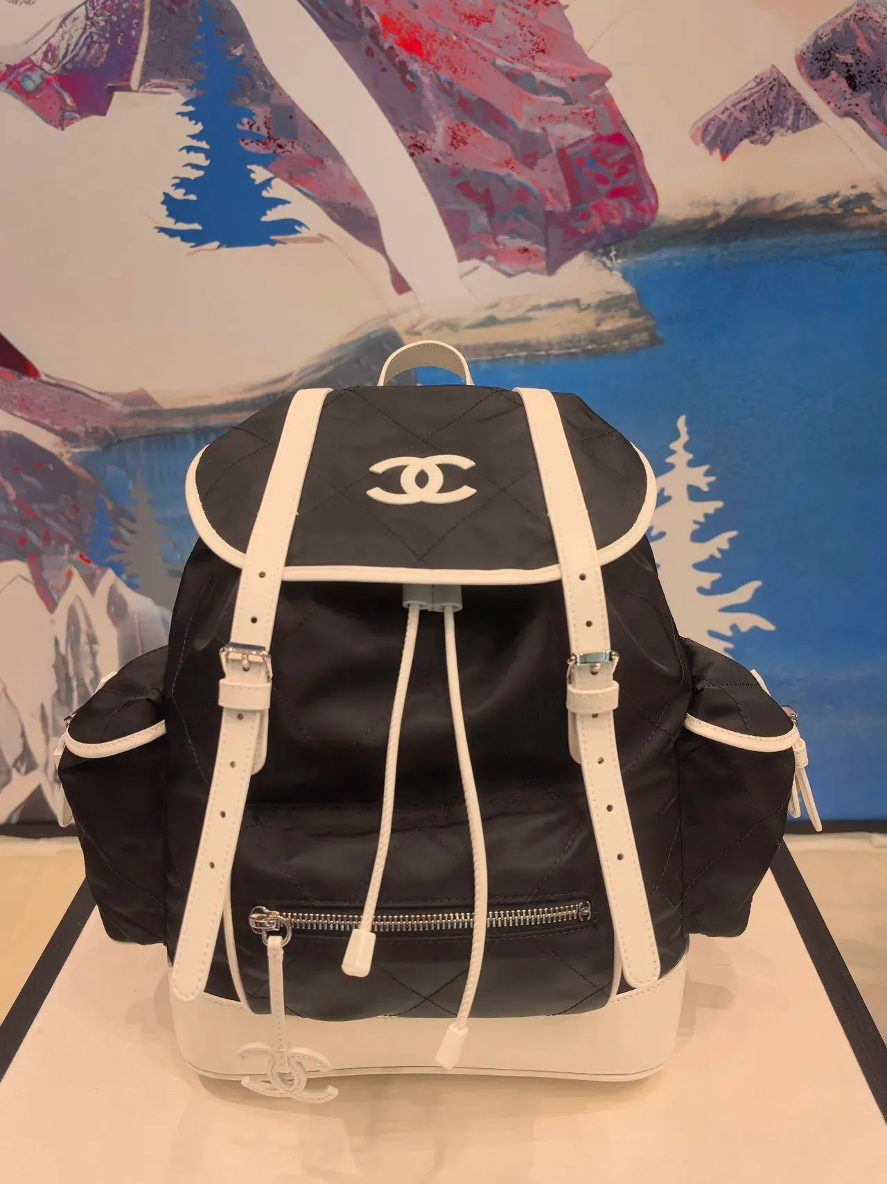 CHANEL Coco Neige 2026&nbsp;系列黑白配色超大號尼龍背囊，款號&nbsp;AS6330-B24545-UC973，香港售價HK$39,100。