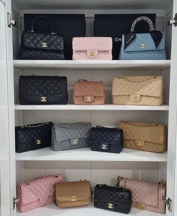 近年 Chanel 手袋選擇明顯增加,由 Chanel 25、Maxi Flap 到 Mini Bag、Top Handle 及季節款,消費者唔再需要將 Classic Flap 視為唯一嘅經典選擇。