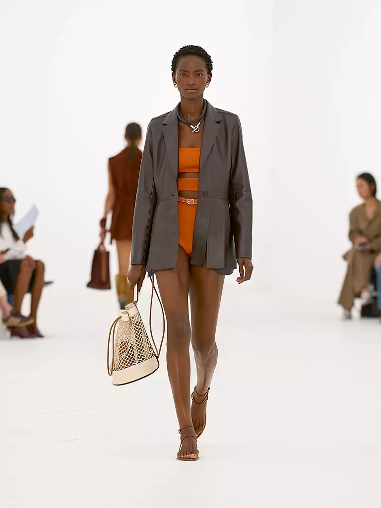 Hermès SS2027網紗及皮革細節，可見皮革細條與透明網狀材質之間嘅組合。