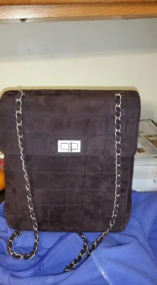 網民分享一個估計來自1980年代、CHANEL「Chocolate Bar」時期嘅 Suede Bag,屬於個人二手購入嘅Vintage 個案。