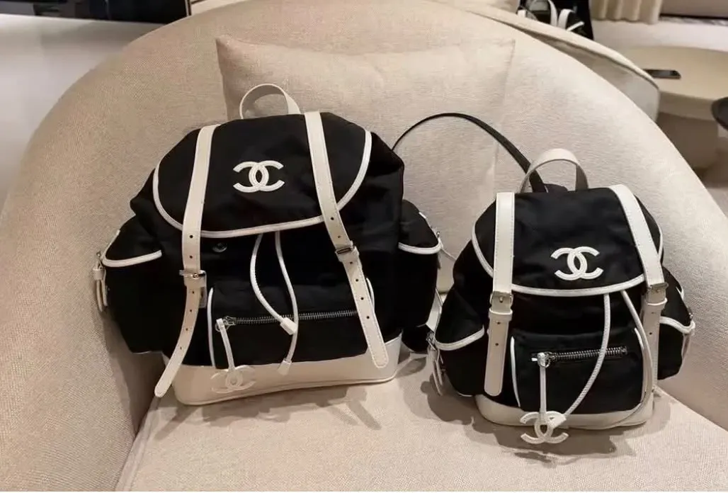 CHANEL Coco Neige 2026&nbsp;系列尼龍背囊以尼龍、小牛皮及銀色金屬細節組成，呈現較具運動感嘅設計。系列設有唔同尺寸，方便比較背囊比例及外形。