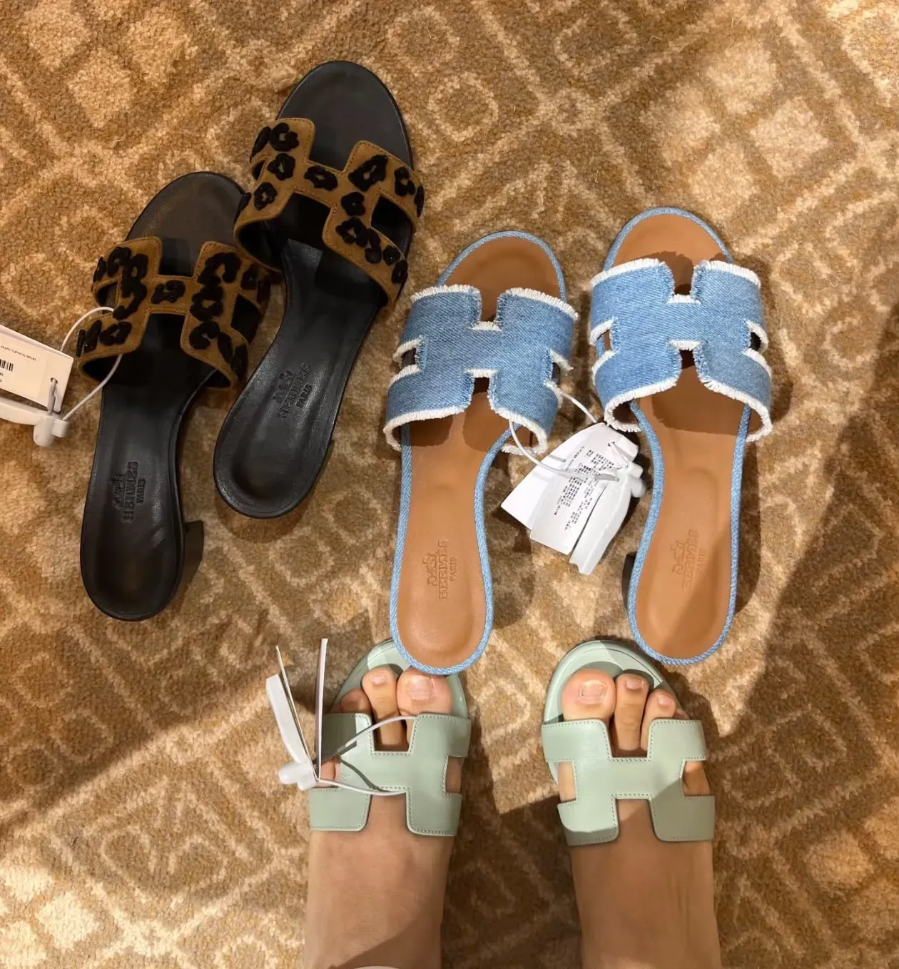 網民分享&nbsp;Hermès&nbsp;廣州&nbsp;Private Sale&nbsp;鞋款戰利品，當中包括&nbsp;Oasis Sandal&nbsp;等有跟涼拖款式，相關鞋款均以五折優惠出售。