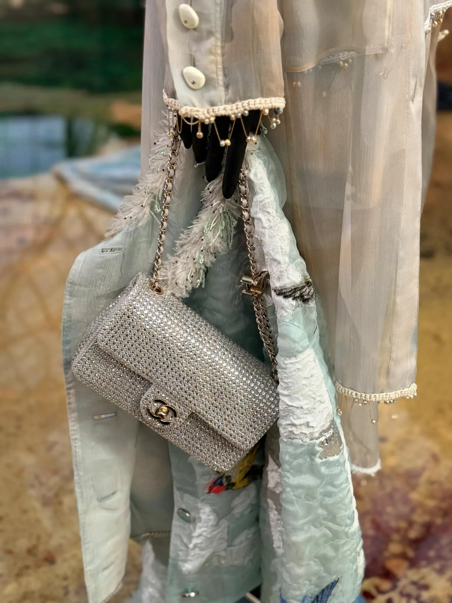 CHANEL 2027春夏系列水晶&nbsp;Classic Flap，全袋以紅色水晶覆蓋，鏈條加入同色皮革穿織細節。