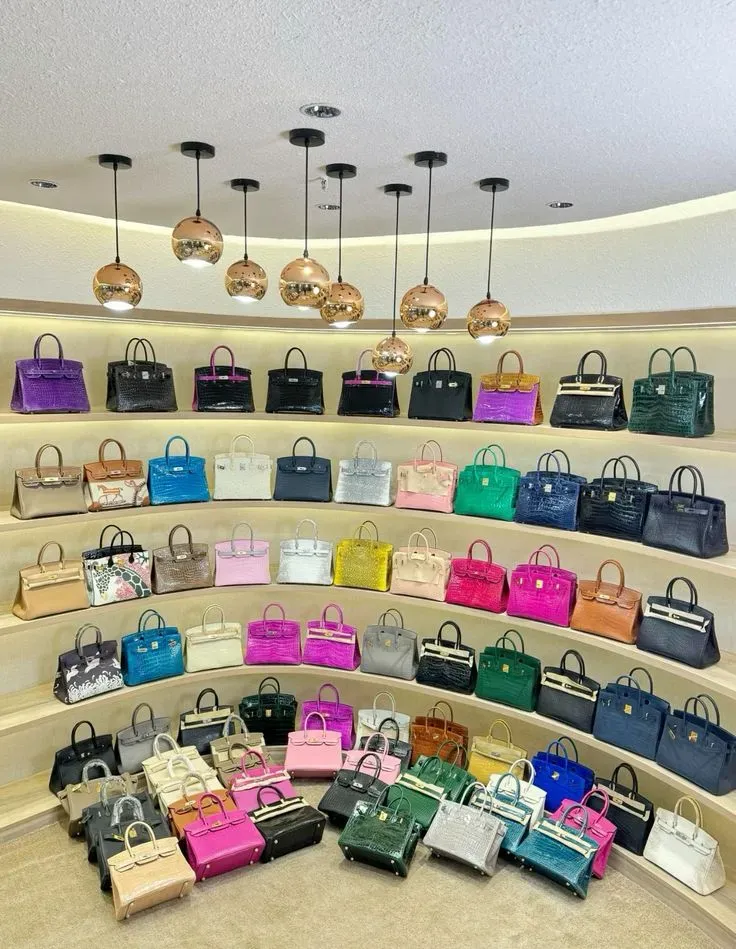 網上轉售平台及寄售商為買家提供另一個尋找&nbsp;Birkin&nbsp;嘅渠道。當市場上有更多手袋可供選擇，部分款式嘅轉售價格亦可能受到供求變化影響。