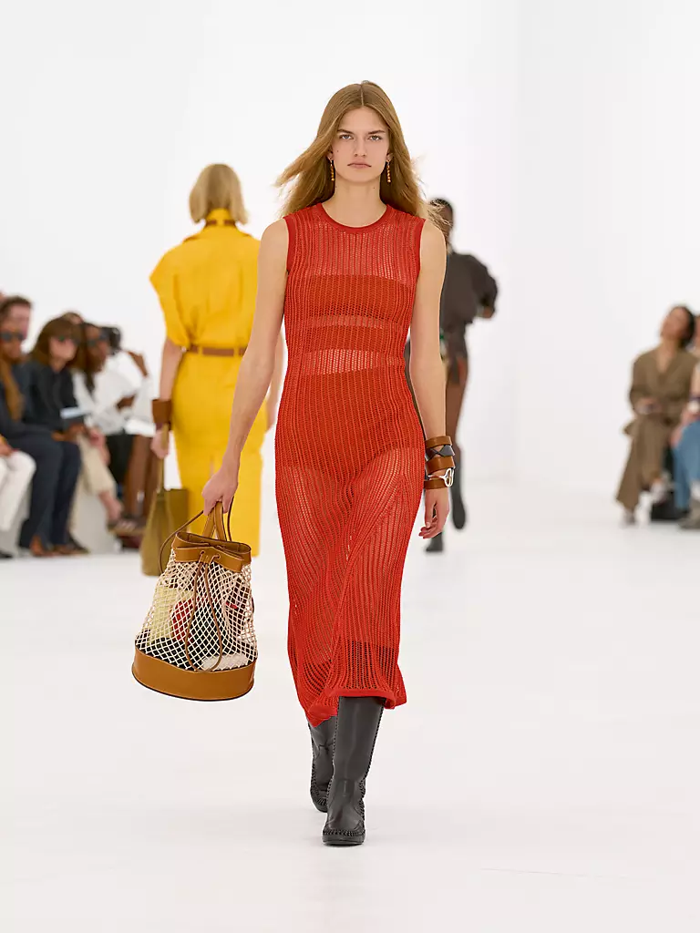 Hermès SS2027網紗及皮革細節，可見皮革細條與透明網狀材質之間嘅組合。