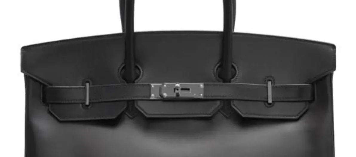 Hermès So Black系列採用黑色PVD鍍膜五金,令Birkin及Kelly呈現全黑一致效果,是收藏市場較具辨識度嘅配置。