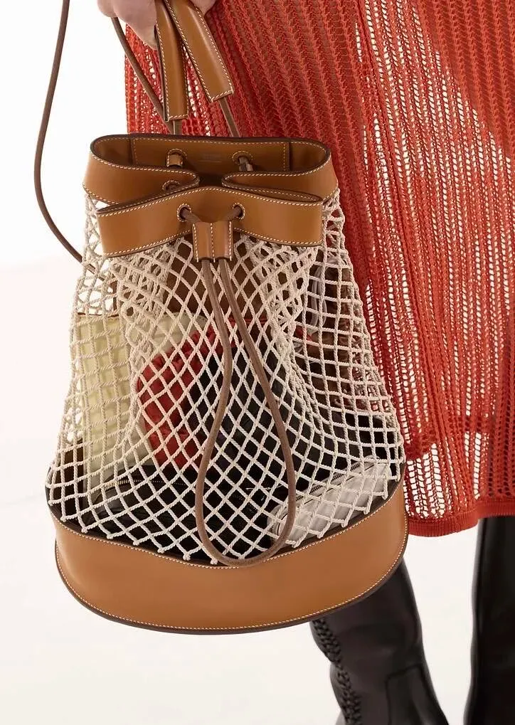 Fishnet Bucket Backpack以魚網結構配合皮革包邊，呈現較輕盈嘅袋身效果。