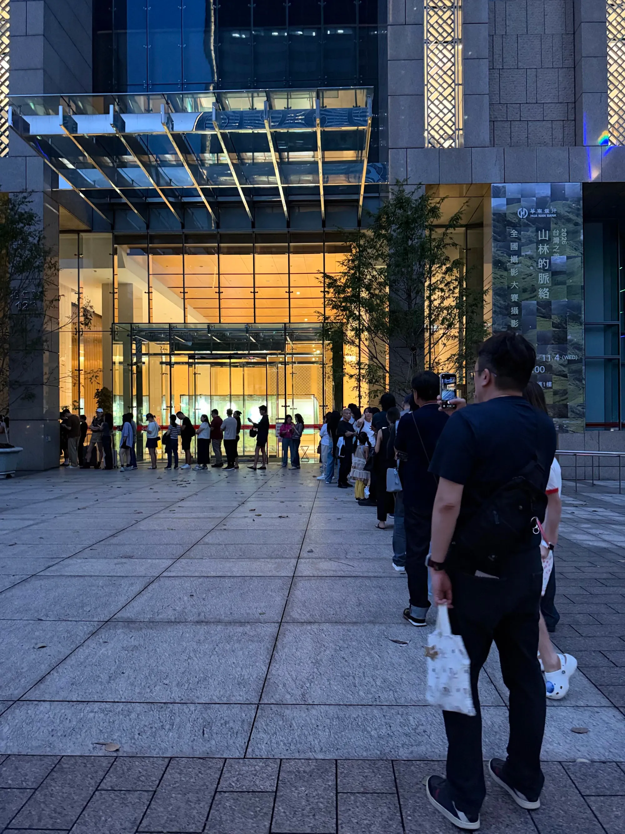 大廈外出現排隊人龍 活動場地外可見參加者排隊等候,反映入場安排涉及一定輪候程序;人龍長度及等候時間會因應時段而有所不同。