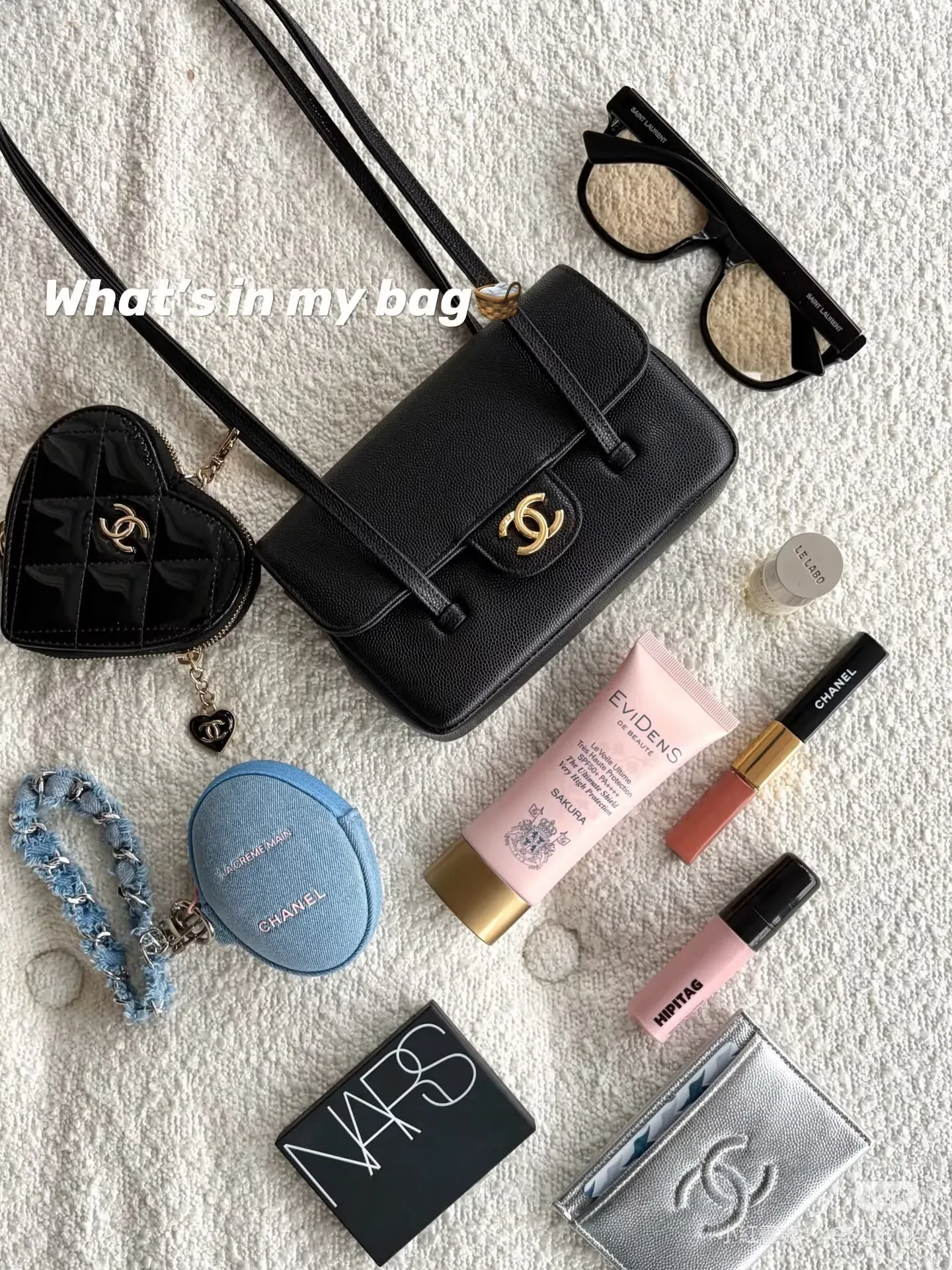 CHANEL Preppy Coco 手袋袋身及袋口細節,展示袋身厚度、扣鎖及內部收納空間。