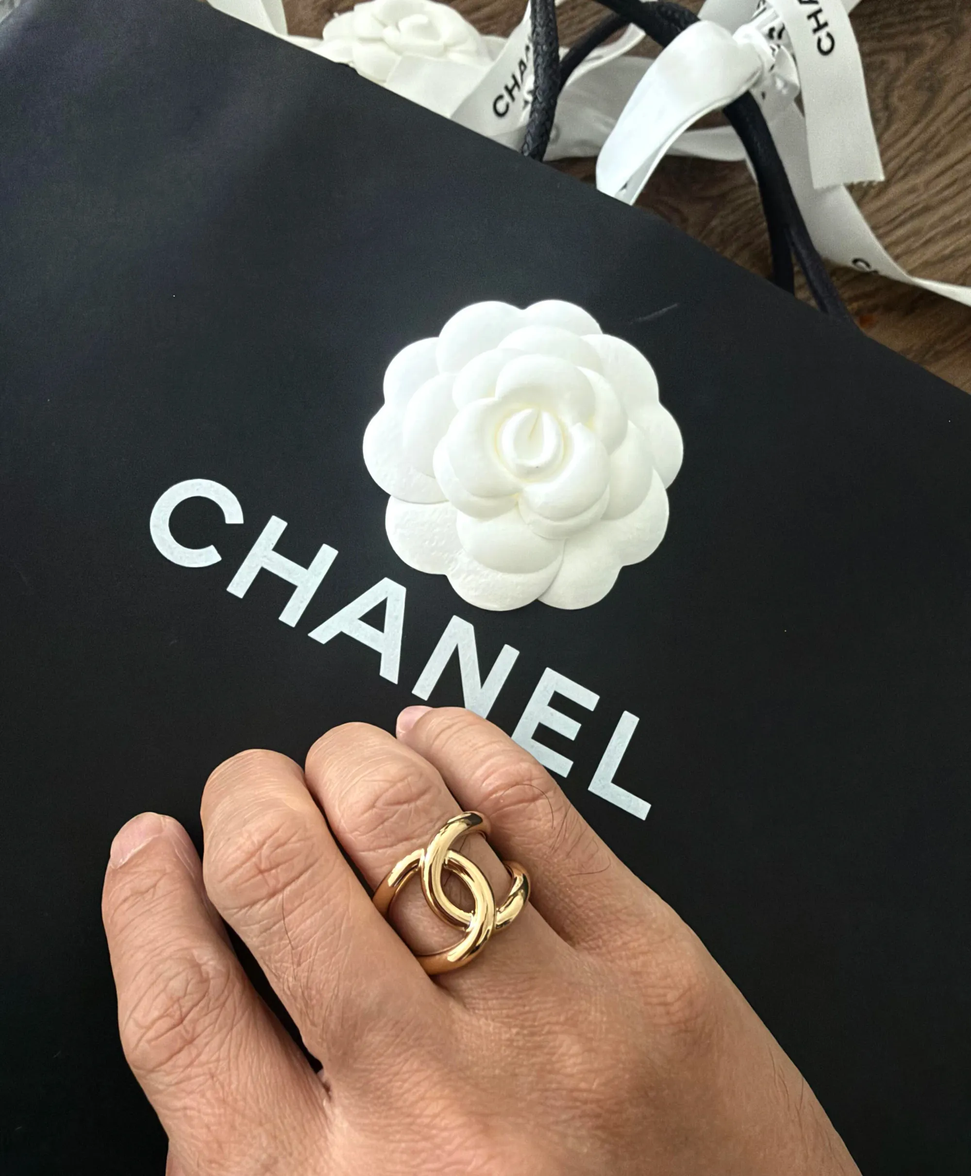 CHANEL雙C戒指細節近照,兩個C形線條互相交疊,中央留有空間,形成較明顯嘅立體層次。