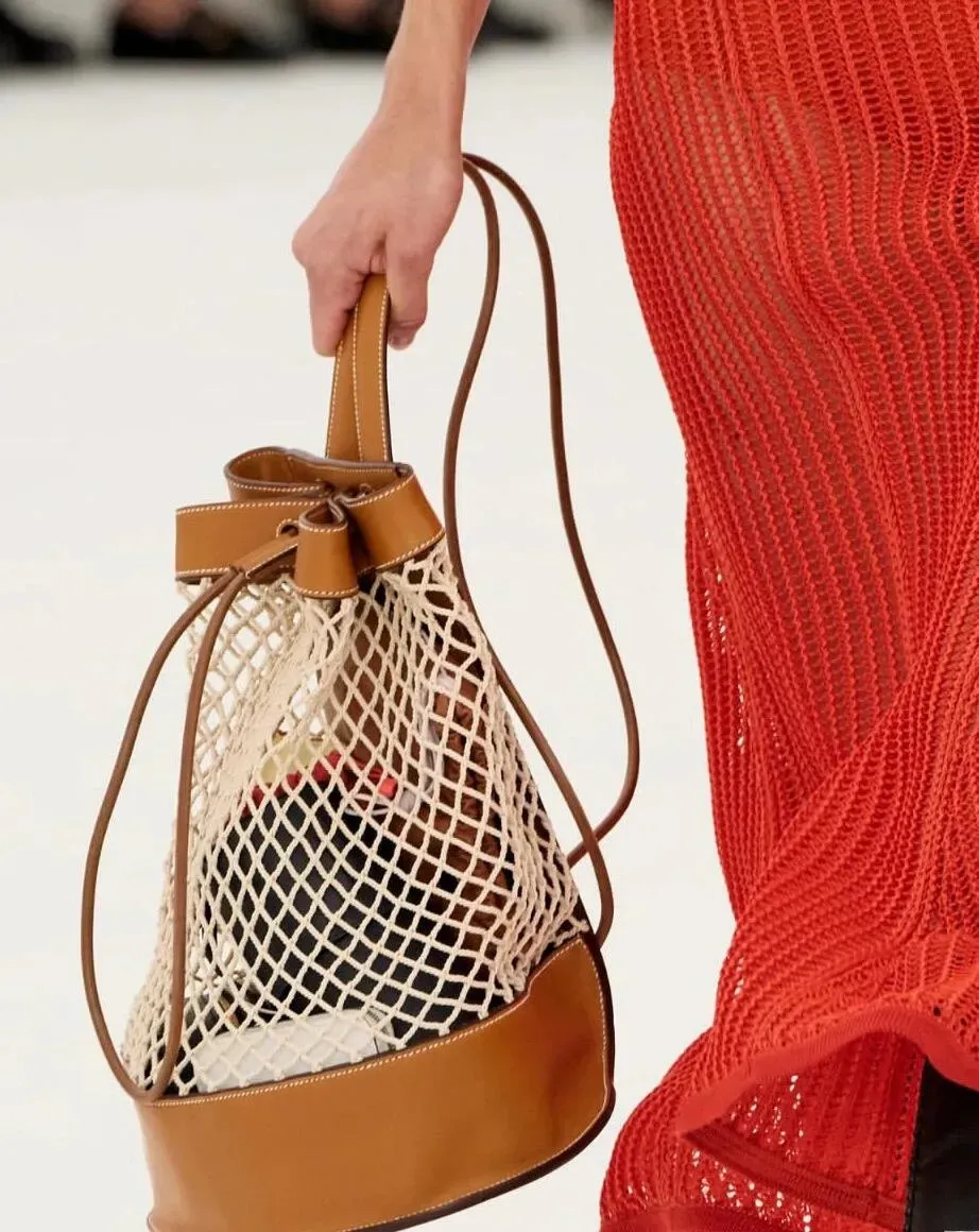 Hermès SS2027皮具細節，透過鏤空及皮革結構呈現較通透嘅視覺效果。