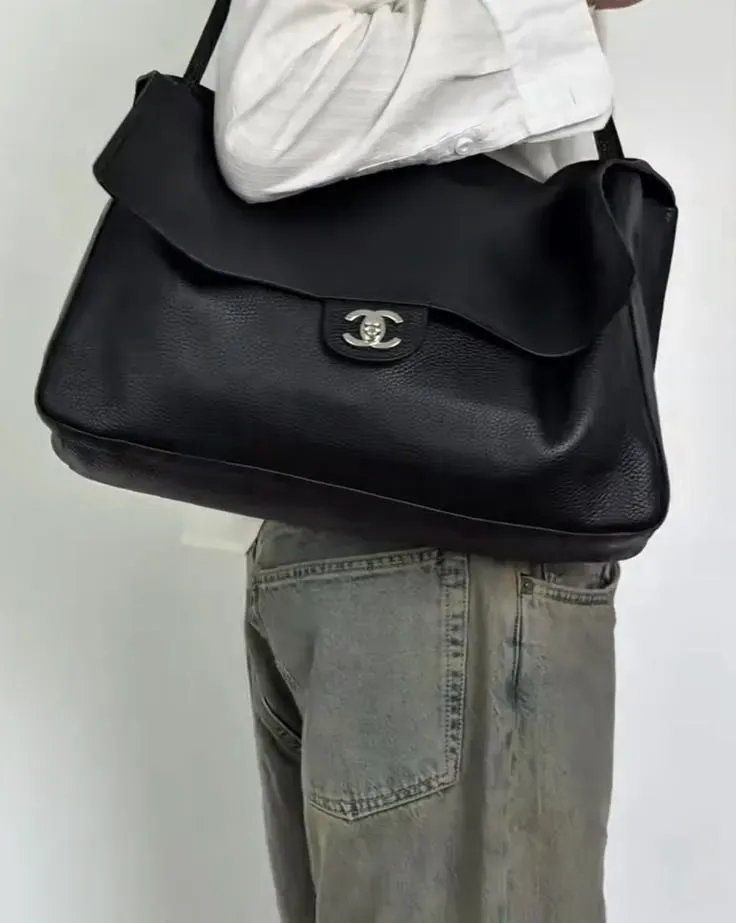 38cm Chanel Maxi Flap 以較大容量回應返工及日常攜帶需要,早前實際測試可容納 14 吋 MacBook,反映 Chanel 經典元素亦可以向實用方向延伸。