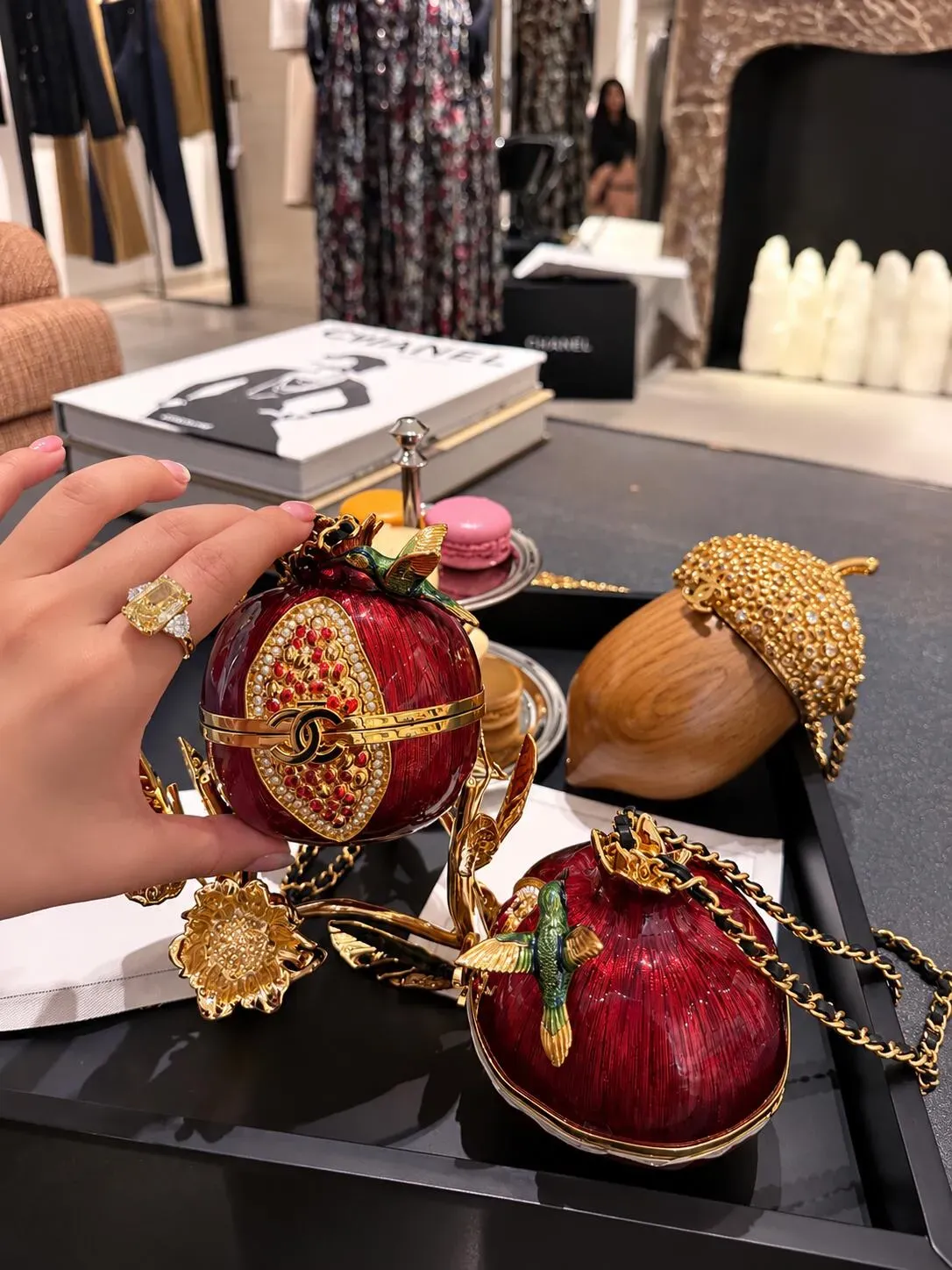 網民分享&nbsp;CHANEL 26K&nbsp;石榴收藏包嘅喜愛原因，提到紅色同個人幸運色及公司品牌色相近，亦表達對石榴寓意嘅欣賞。