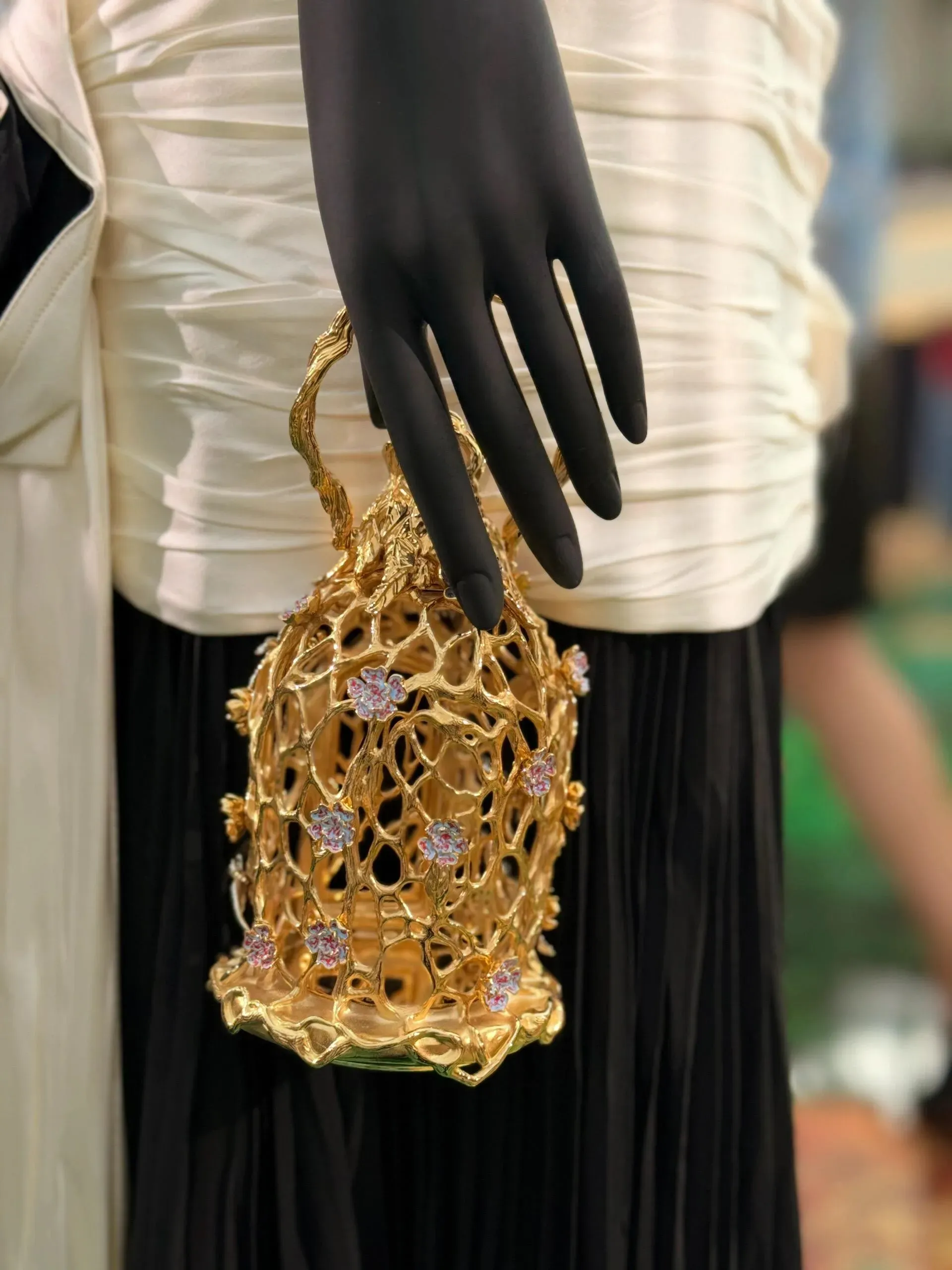 CHANEL 2027春夏系列&nbsp;Birdcage Minaudière&nbsp;鳥籠迷你晚宴包，以金色金屬枝條構成鳥籠造型，並加入水晶小鳥及粉色花朵裝飾。