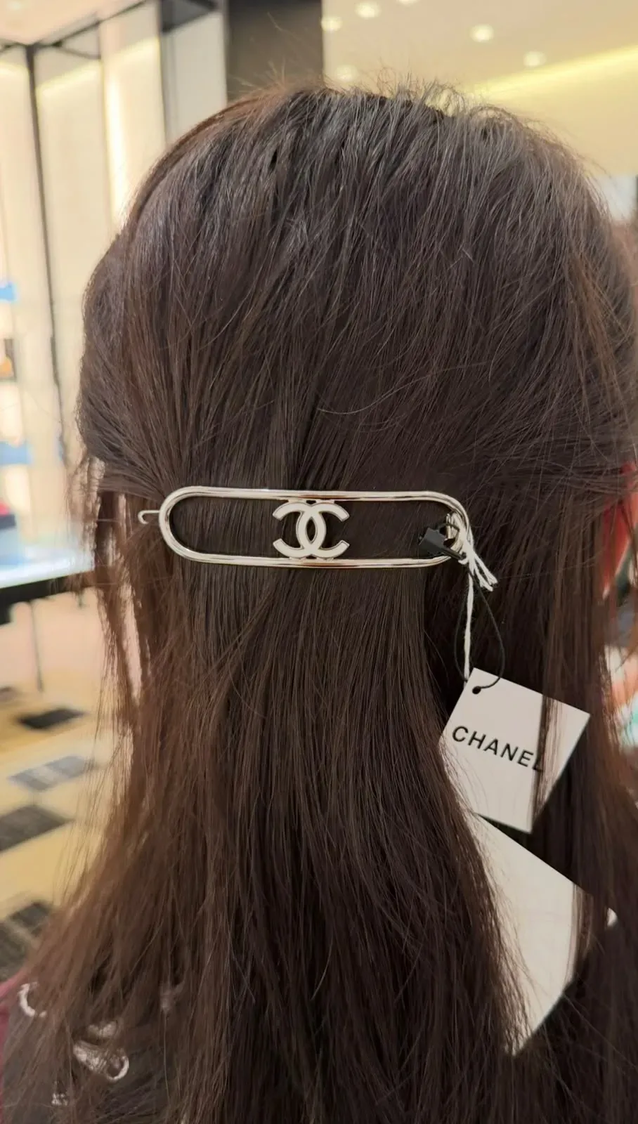 Chanel 26K 金屬髮夾實際上頭效果。從網民分享嘅照片可見,髮夾夾上頭髮後嘅造型效果;不過,實際固定力會因髮質、髮量及夾法而有所不同,外觀效果未必完全反映日常使用時嘅穩定程度。