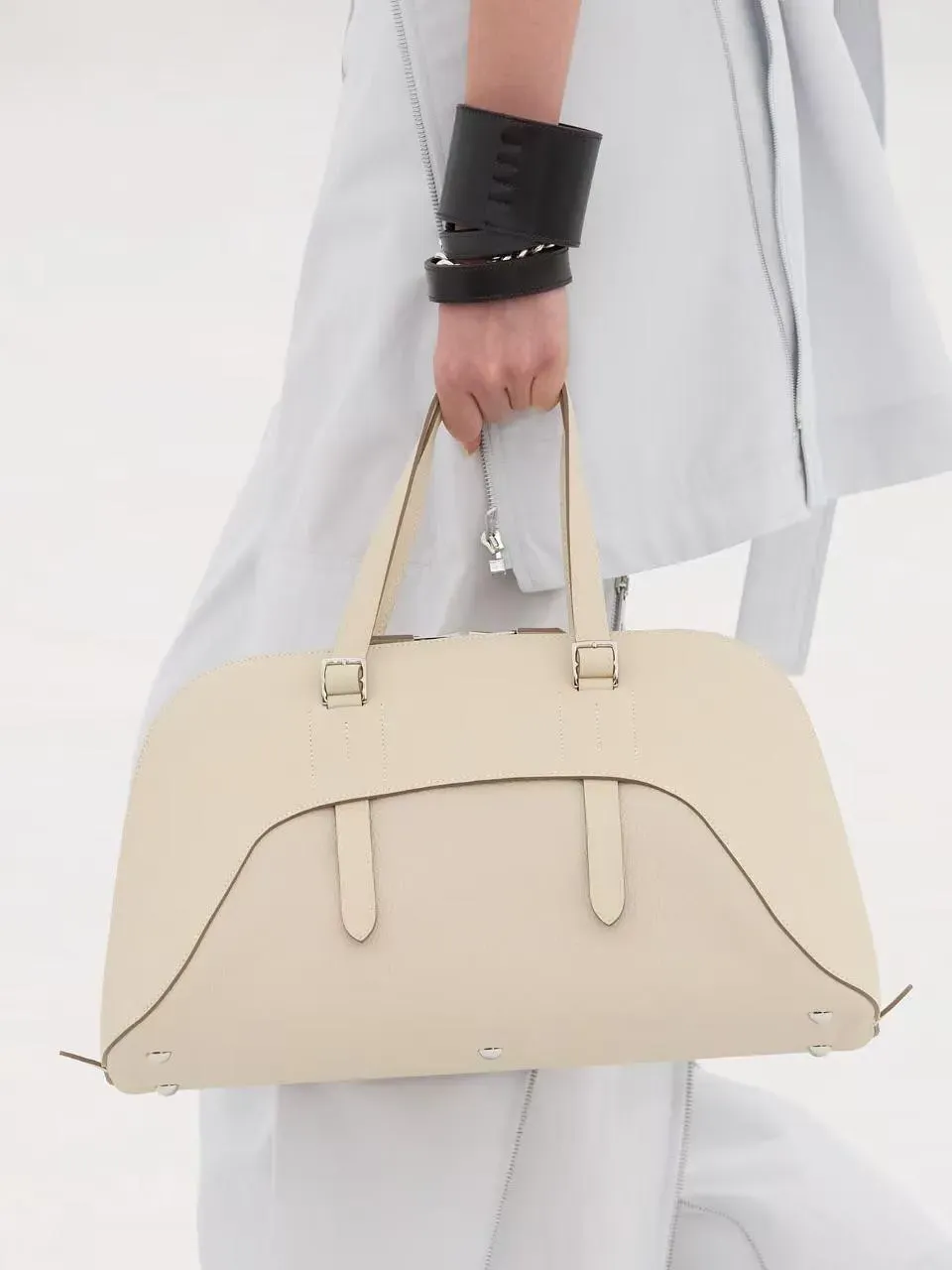 Bolide-Inspired Zip Top Bag以經典Bolide為基礎重新演繹，袋身採用兩種不同皮革組合。